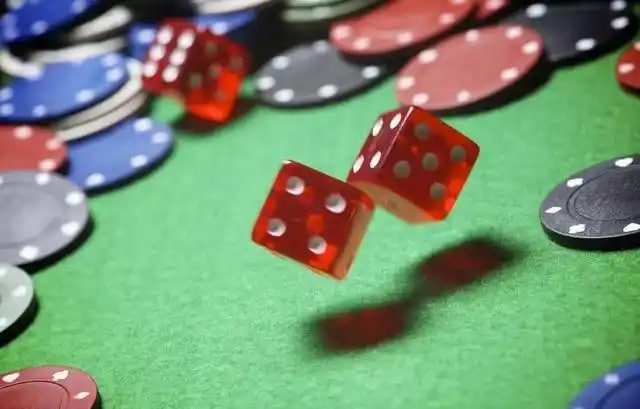 Penonton menyorak dalam pertandingan sepak bola Eropa yang penuh gairah