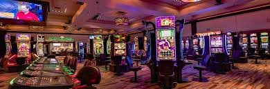 Dealer Live Casino membagikan kartu baccarat di meja dengan konsep mewah